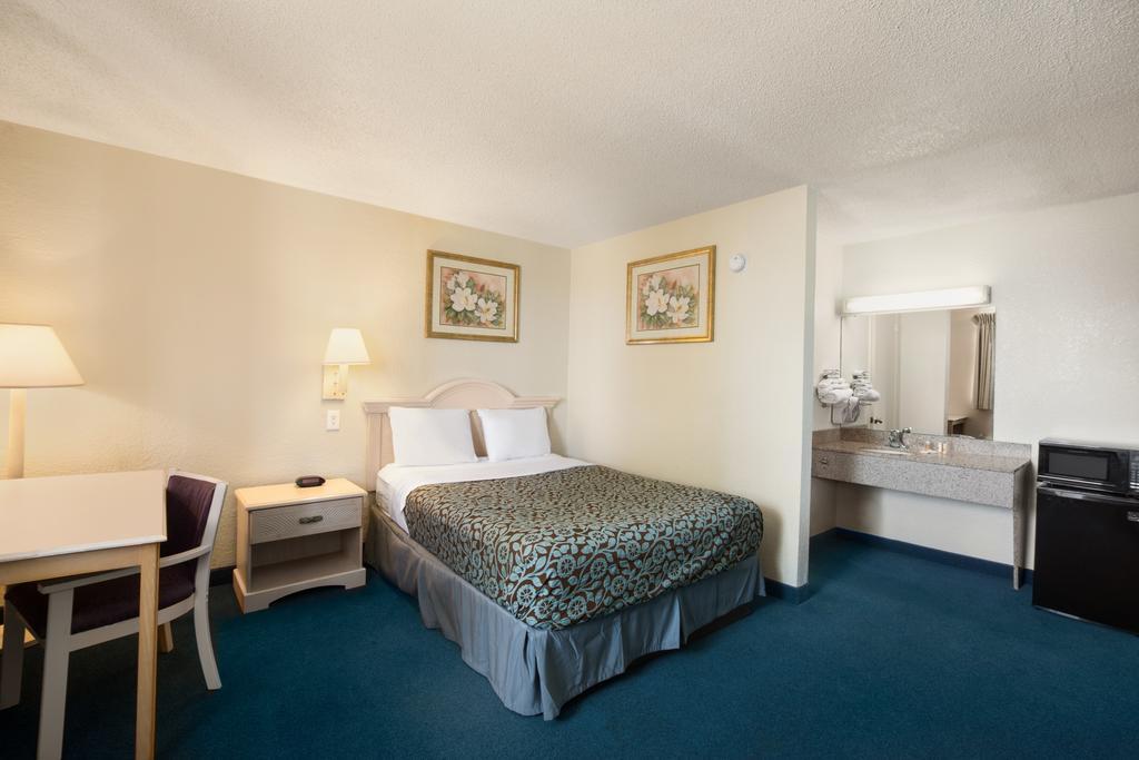 Days Inn Pensacola North Ferry Pass 외부 사진