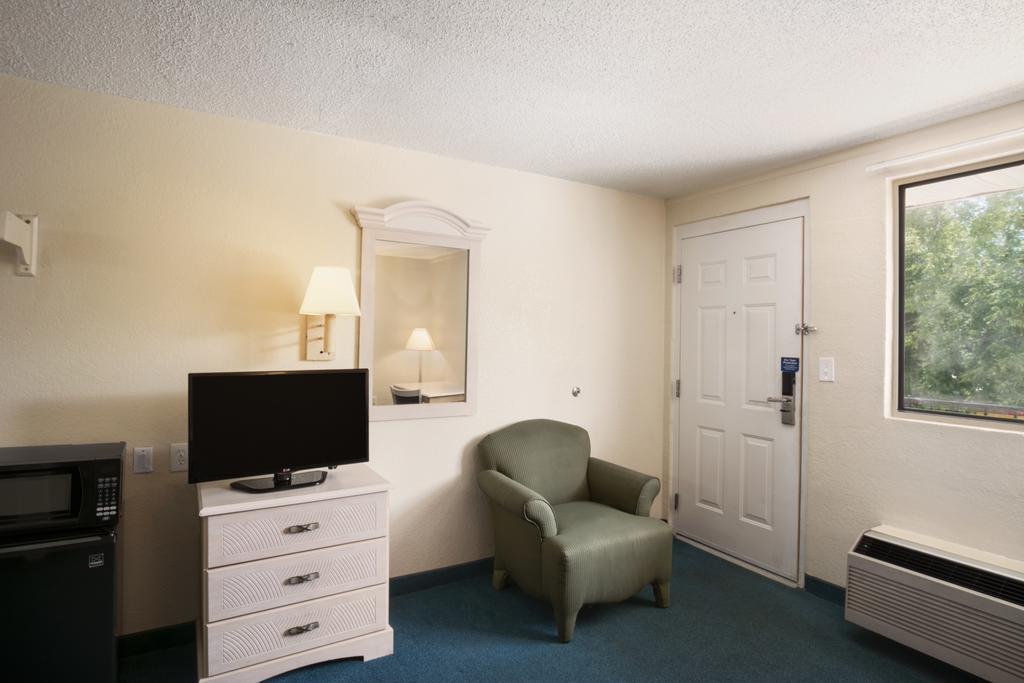 Days Inn Pensacola North Ferry Pass 외부 사진