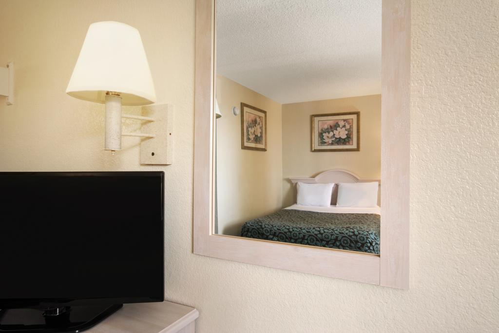 Days Inn Pensacola North Ferry Pass 외부 사진
